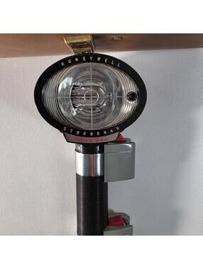 Honeywell flash Auto/Strobonar 880 W/Case Missing Power Cord Untested